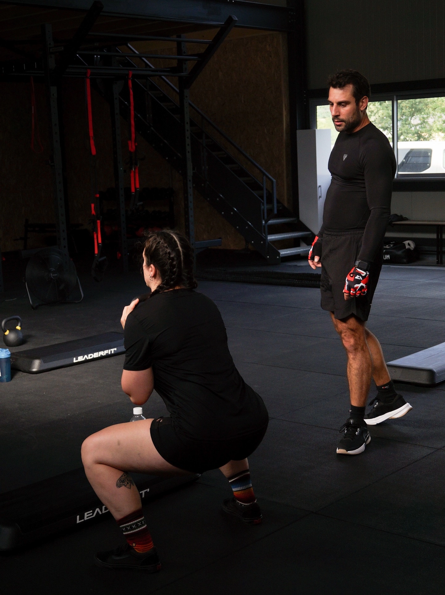 Concentré dans l’effort, guidé par le regard du coach.